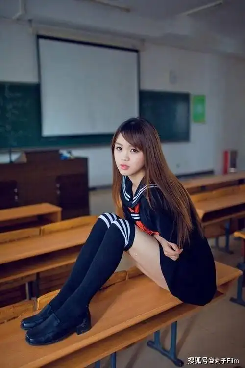 性感美女时尚写真校花校服短裙修长美腿青春活力甜美可爱