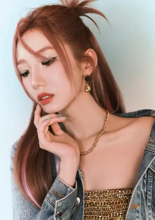 孟美岐超话61#孟美岐野生打歌舞台#    透明珠烫钻机车夹克搭配迷你