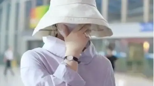 赵丽颖#机场首秀好节约,渔夫帽配3780半身裙身材依旧纤细,美回22