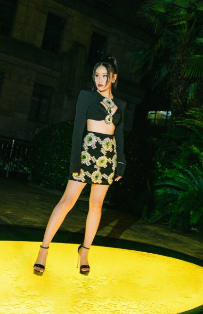 性感女神袁娅维穿低领裙秀完美事业线一般人可不敢尝试