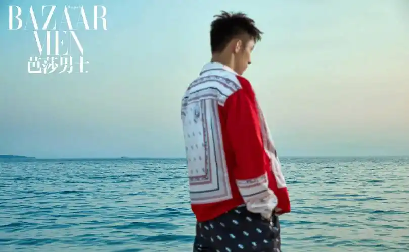 黄景瑜海滩拍大片,身材完美衣品也有范儿,网友调侃:想看泳装