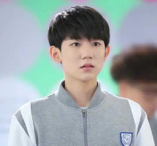 在家庭剧《小别离》中,王源饰演了王峻,是朵朵的学长,在家长会的时候