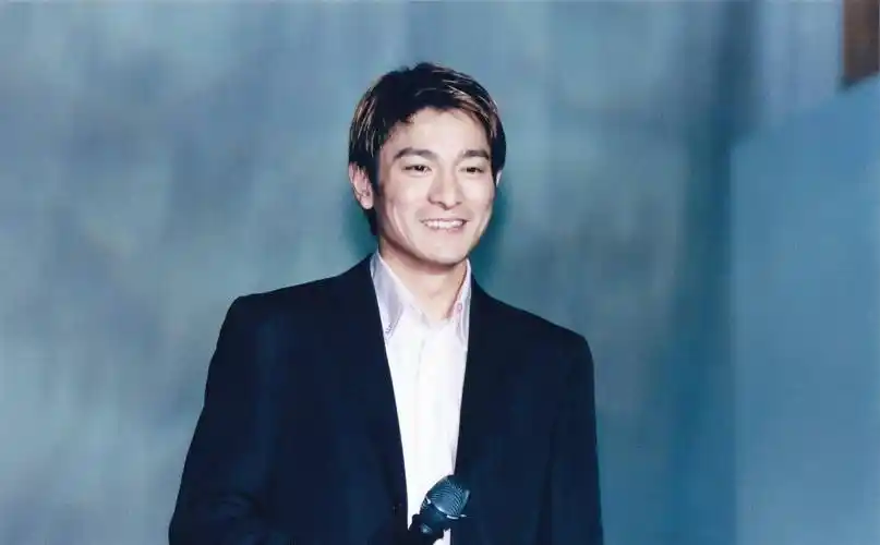 身价上亿的刘德华,为何给外人养老,却不接济贫困潦倒的亲姐姐?