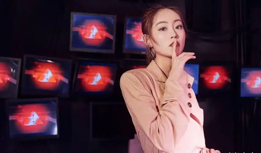 原创祝绪丹不愧是杨幂的人穿黑色裹身材秀美肌配男友风西装时尚又霸气