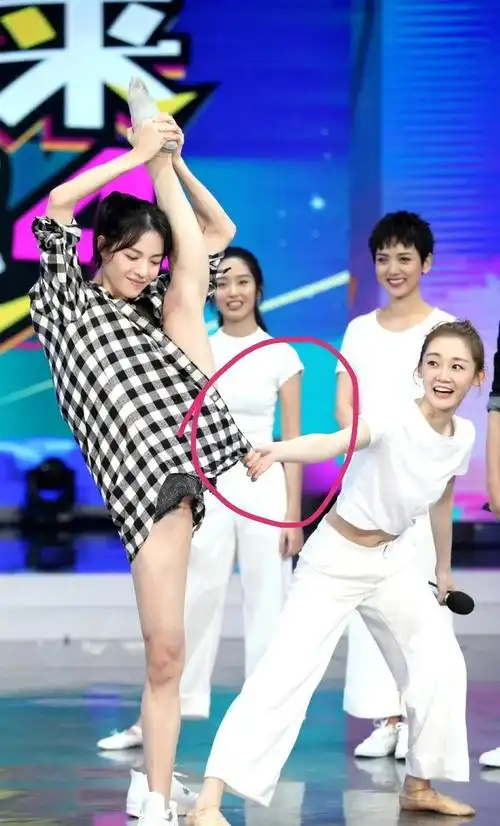 苗苗真的好细心但是钟楚曦的一字马有点绝