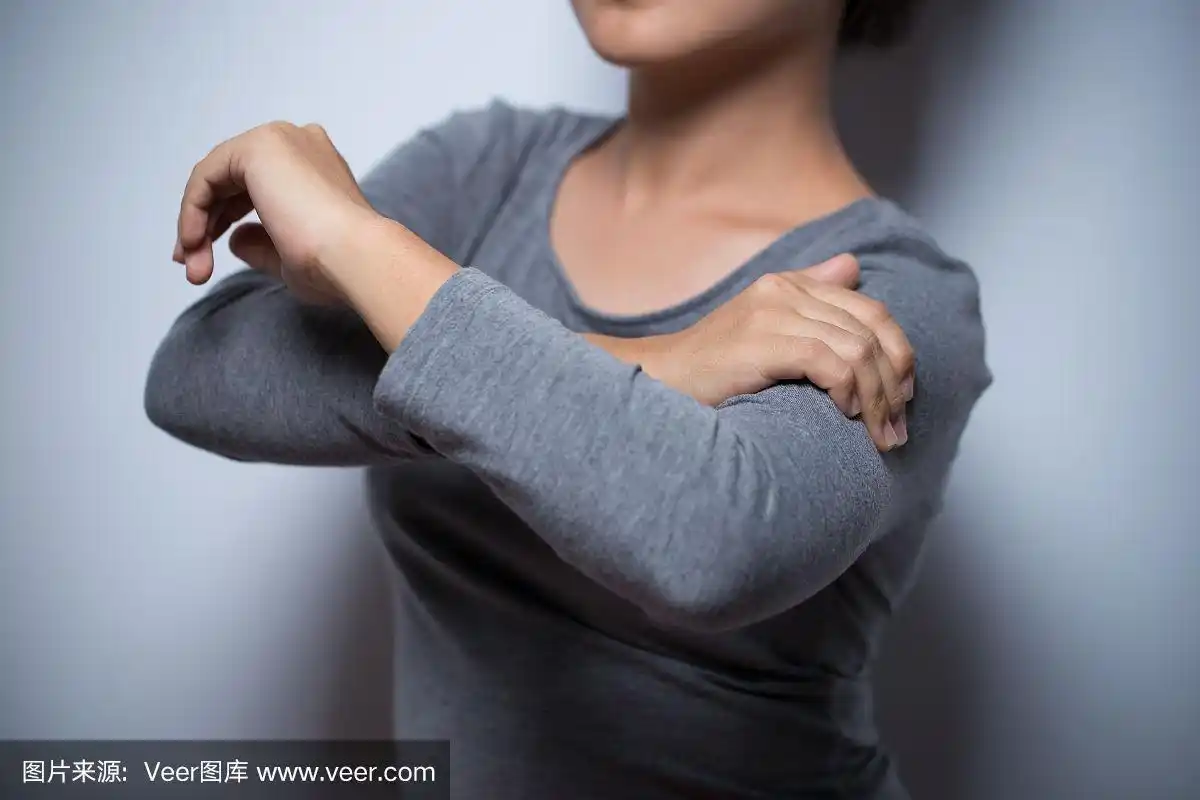 女人手臂疼痛