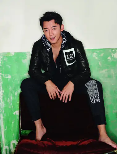 郑恺酷帅不羁演绎别样港风