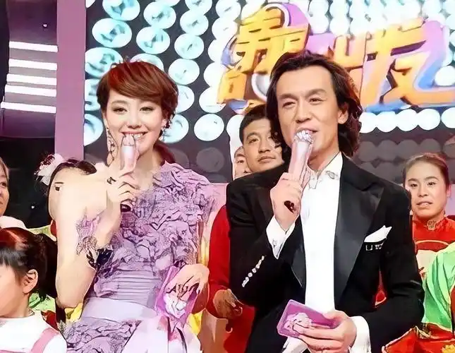 回顾主持王冠曾和曹可凡传绯闻38岁依旧单身婚姻让父母担忧