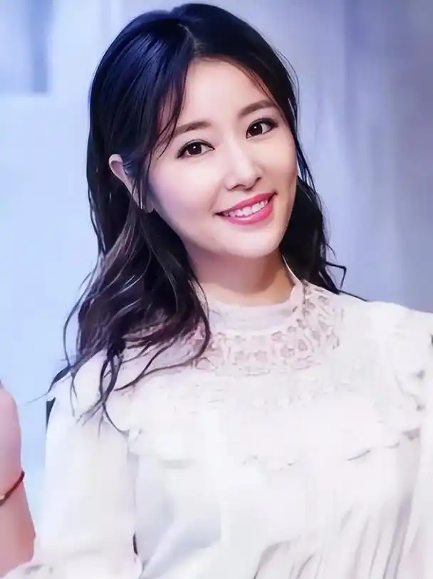 怀二胎还是岁月无情?林心如近照引发疑似孕肚猜测