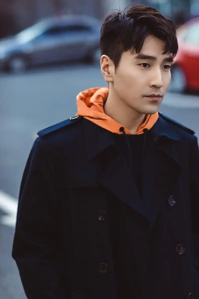 赵又廷现身纽约时装周,深蓝大衣凸显型男魅力