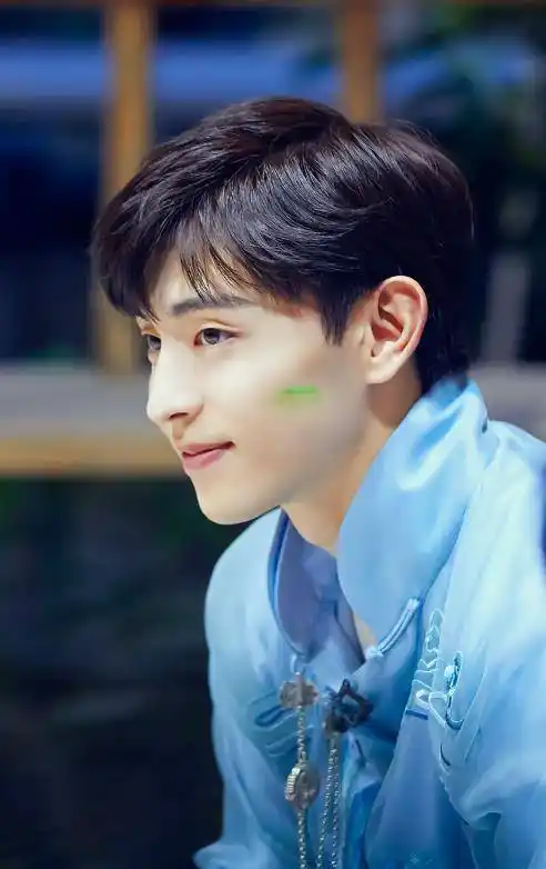 原创邓伦新剧路透照曝光民国长衫造型气质儒雅网友好白美的哥哥