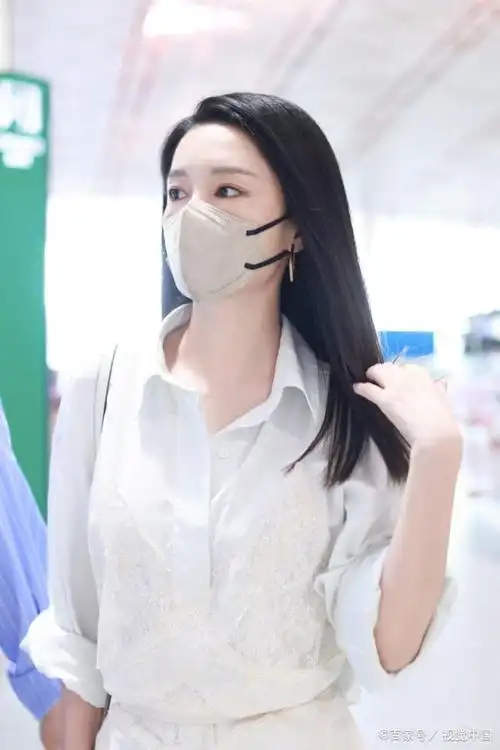 李沁现身北京机场,白色衬衫裙勾勒出完美身姿,展现优雅与自信!
