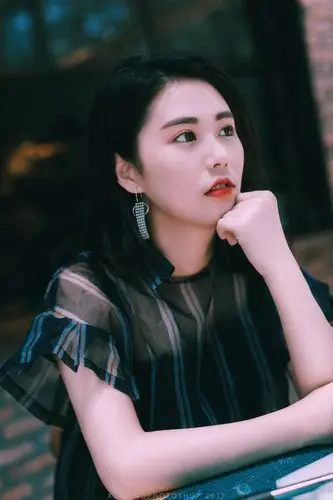 咖啡厅白净气质美女《喜欢·你》