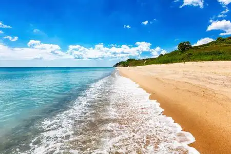 蔚蓝海滩风景秀丽的阳光海滩,与蔚蓝的大海照片