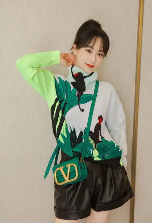 走起可爱路线的杨紫扎高马尾配皮质短裤气场绝了