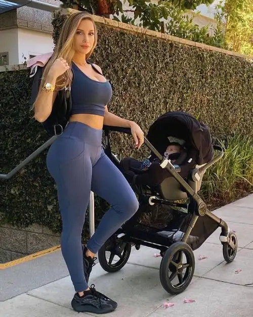 今天要为大家介绍的这位健身名人叫做阿曼达·李(amanda lee),身高175