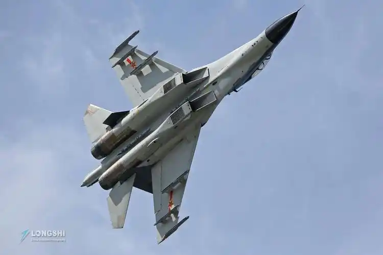 在战斗机的研制上,包括歼-10系列和歼-11系列等刚开始都是使用了国外