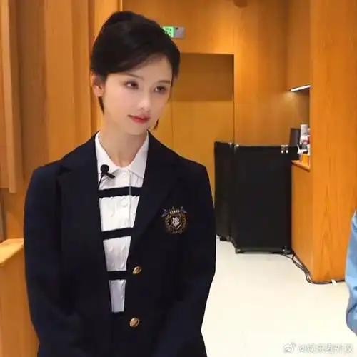 校服学姐风造型 梦回大学时期代表学校参加辩论赛的陈都灵#陈都灵穿