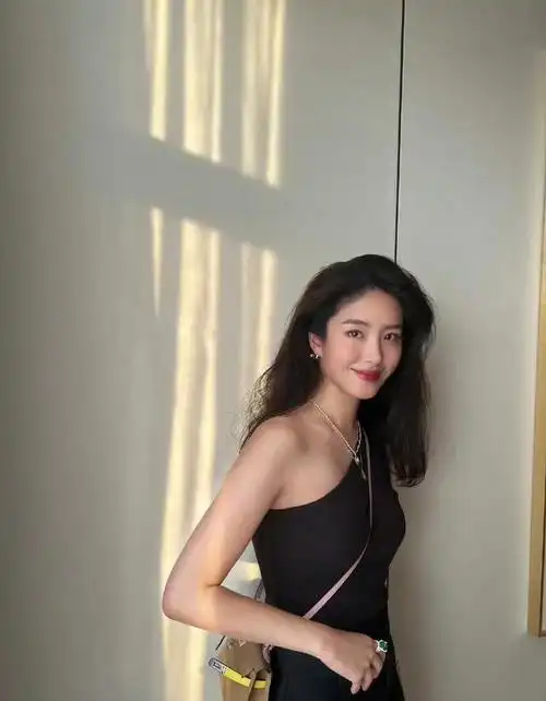 杨采钰在这部剧饰演的角色叫方芷衡,颜值与实力并存的女孩,从事金融