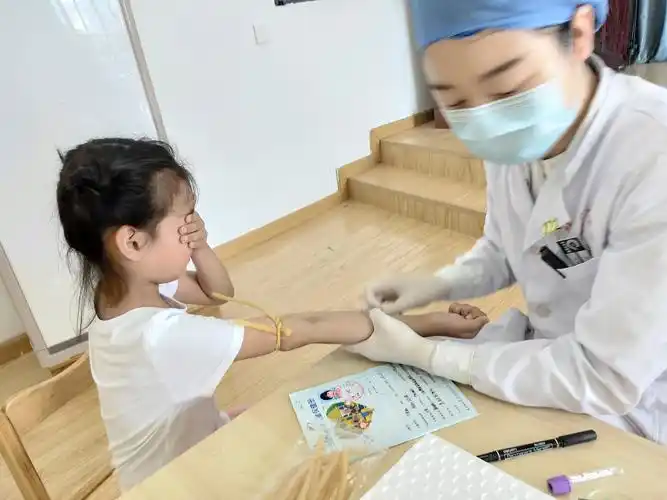 记录勇敢的小朋友们体检中&配上一张独特的毕业照花絮