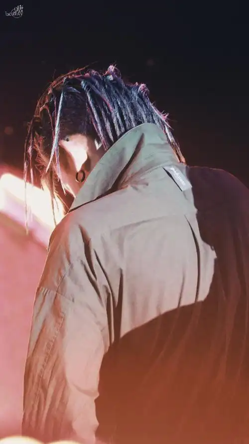 男生#昨天翻wb发现拍过很多宝贝的背那就望背止渴一下吧@小鬼-王琳凯