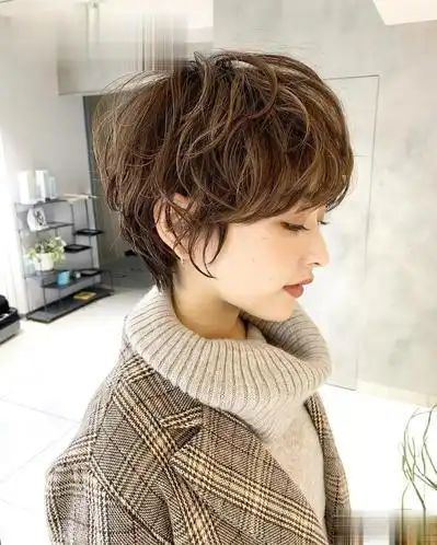 纹理烫是一种似卷非卷的大弯发型,烫后的效果没有明显的卷曲感,只有一