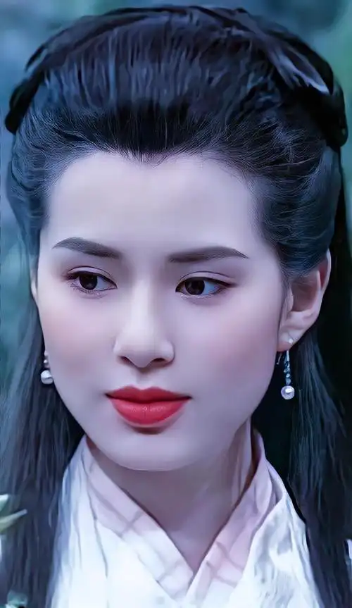 在拍摄《天龙八部》期间,李若彤不幸被树枝划伤了眼睛,几乎遭遇失明的