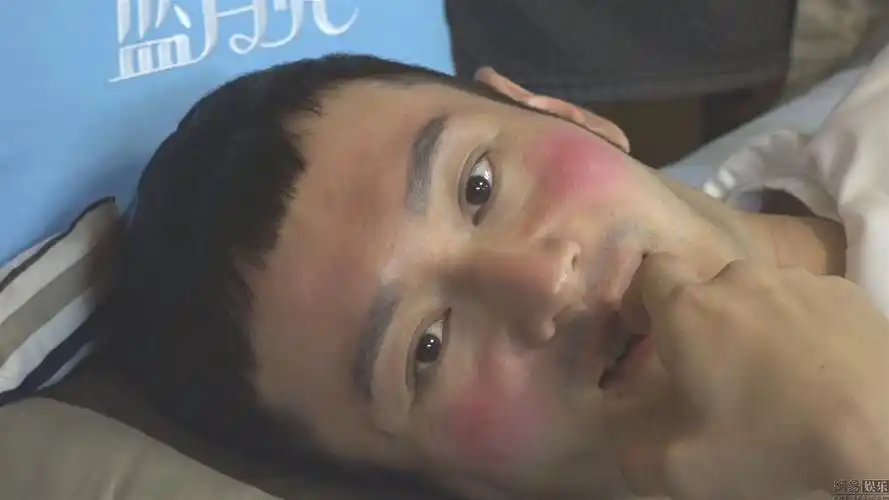 黄晓明红脸蛋吓坏亲妈 卖萌耍宝成黄三岁