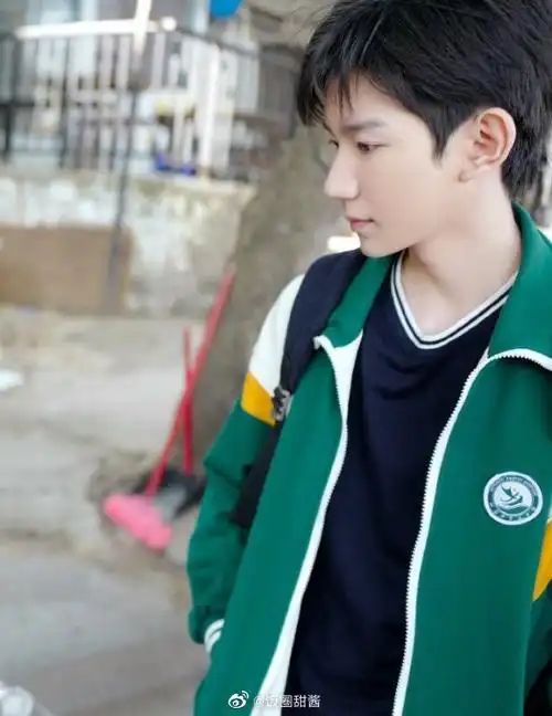 王源穿校服逛地摊##王源灿烂放学路上逛地摊