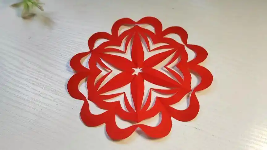 儿童手工剪纸带花边的六瓣窗花