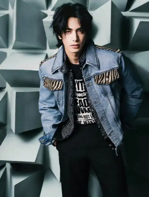 被宋威龙狼尾造型帅到了##宋威龙狼尾大片