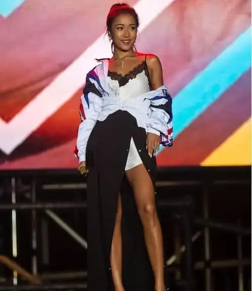 吉克隽逸性感近照曝光大秀马甲线和10年前比白了好几个度