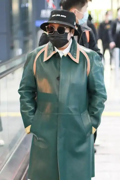 韩红才是明星的顶流平时穿衣低调绿色的皮大衣造型很有派头