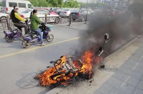 新电动车电池不到一个月就爆炸厂家承担主要责任