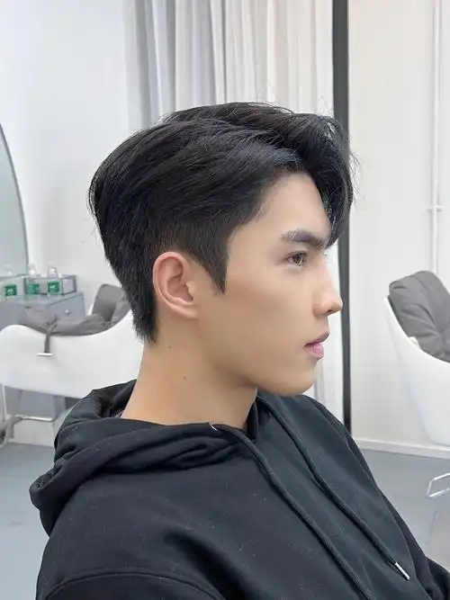 男生港分三七侧背男生千万不要错过! 男生超帅发型参考/港风二八分.