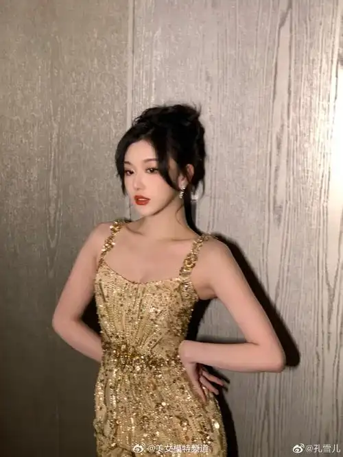 孔雪儿金色吊带长裙身段窈窕 妆容精致生图抗打