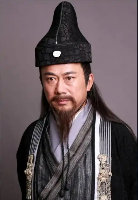 还是他的头上戴着发套,通过外形我们也能够看出他出演的应该是古装戏