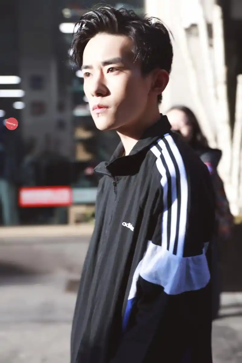 组图:这样的17岁太成功!易烊千玺纽约受访将观礼格莱美