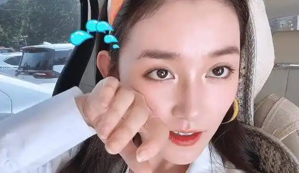 蒋依依和姐姐到重庆旅游,吃火锅热到脱妆,怼脸镜头"奶油肌"绝了_状态