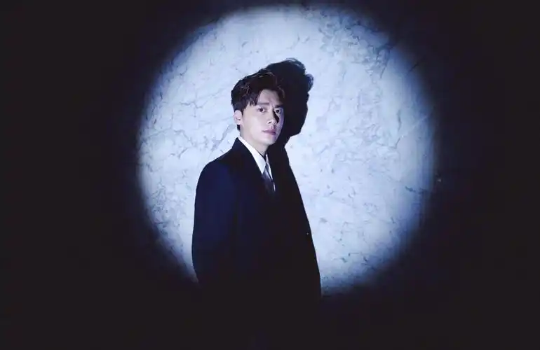 失踪人口李易峰回归身穿围裙下厨房秒变厨师有模有样