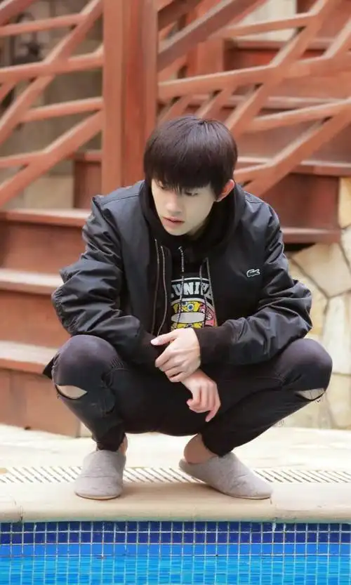 tfboys新闻170912千玺奇怪的小苏点蹲地脚跟从不着地