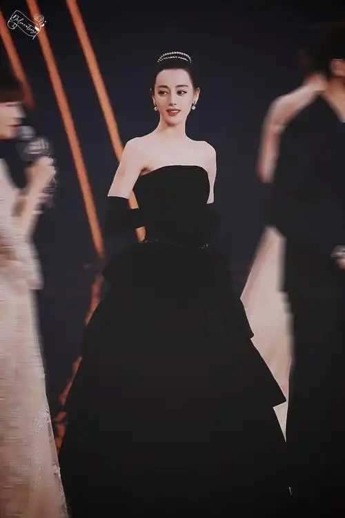 演员迪丽热巴有哪些出圈的红毯造型? - 知乎