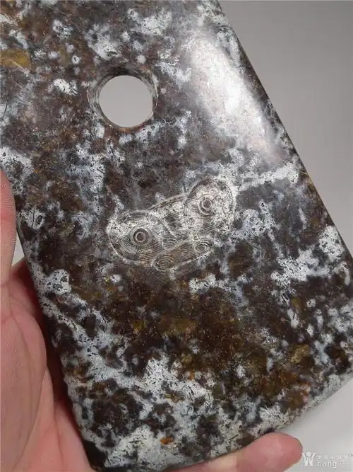 良渚文化时期沁玉带鸡骨白灰皮沁色浮雕兽面纹大玉斧