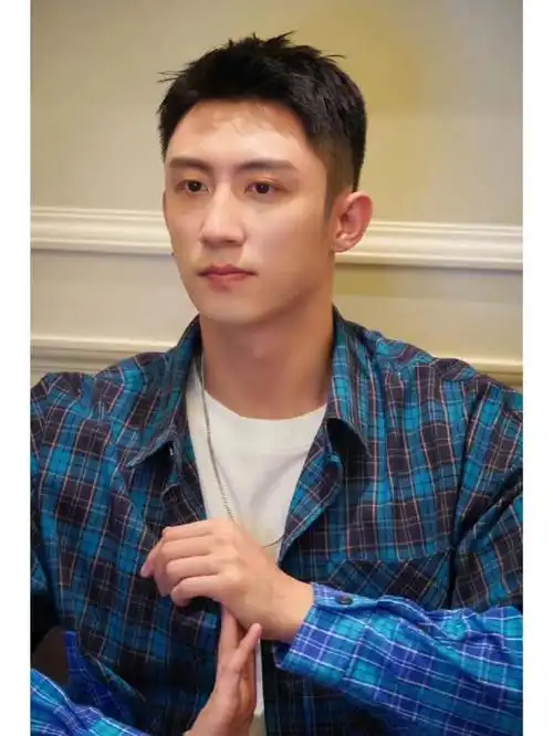 男生前刺发型|黄景瑜同款前刺发型