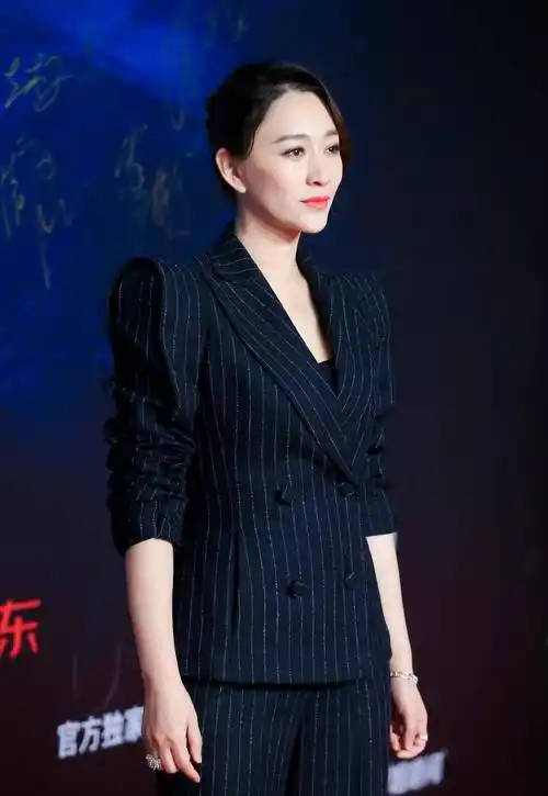 原创李小冉真会穿扎发造型搭配黑色连衣裙简约大气很有贵妇气质范