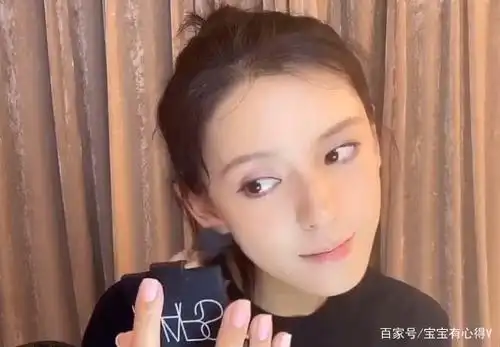 据说张予曦的双眼皮太假了,当她闭上眼睛时看到她素颜