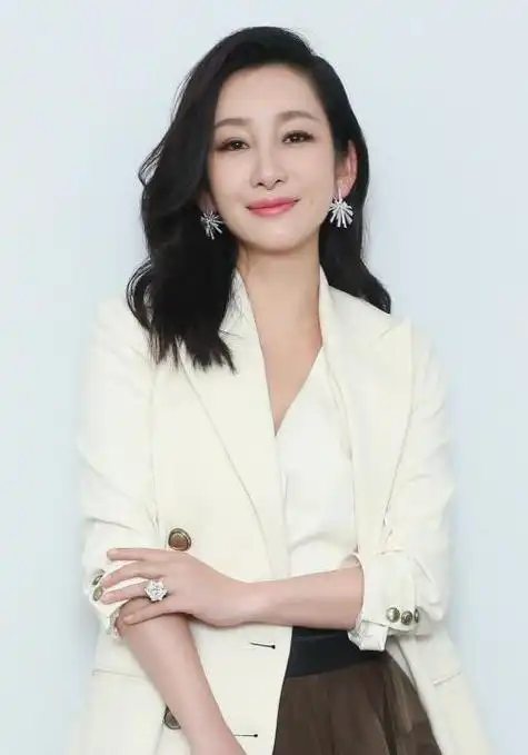 回顾秦海璐给单眼皮上千万保险产下巨婴症儿子险哭瞎双眼