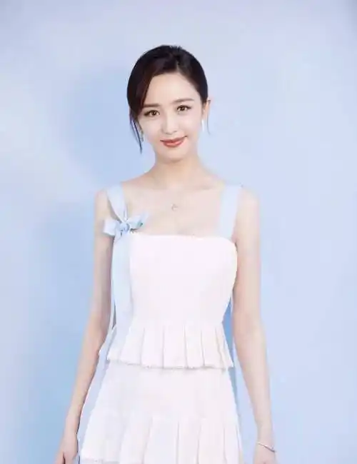 佟丽娅33岁依旧青春靓丽,穿印花连衣裙,一点儿也不像孩子妈妈_女性_的