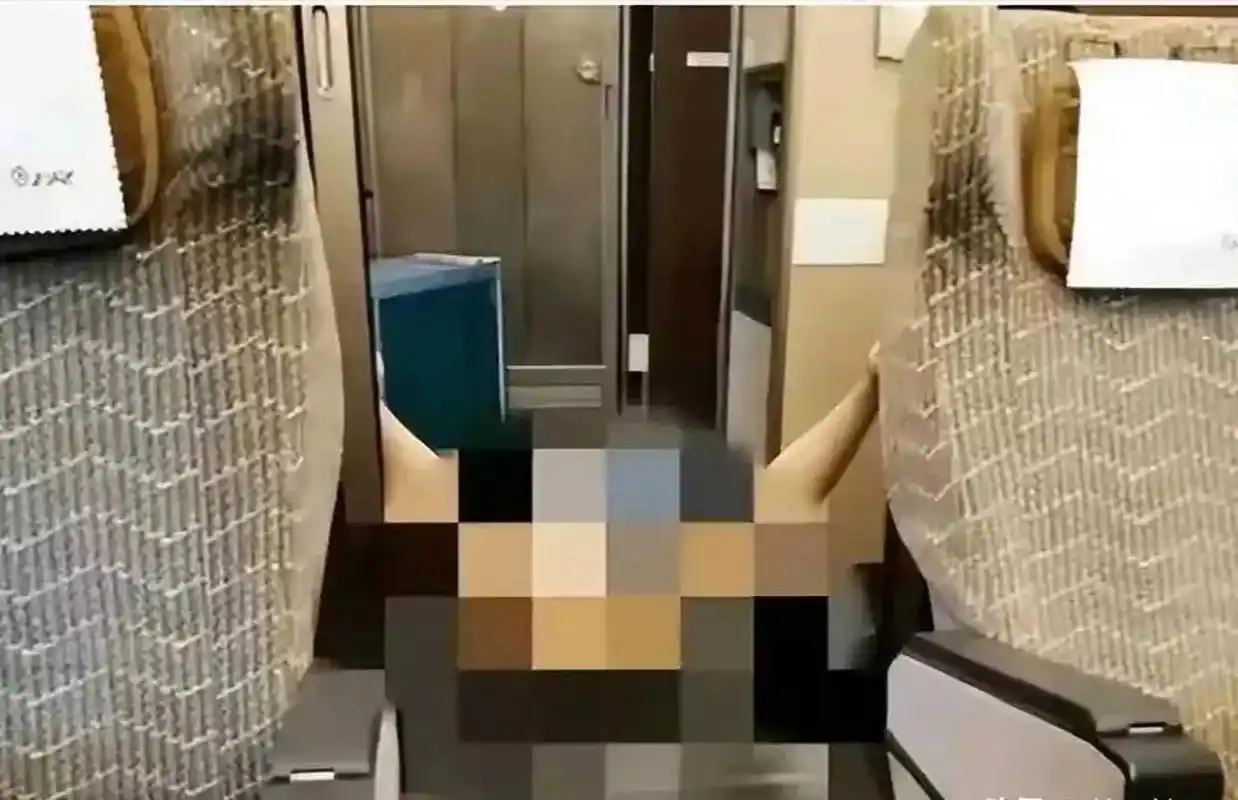 不堪入目,湖北年轻女子一丝不挂大闹高铁,当众表演全裸劈叉.