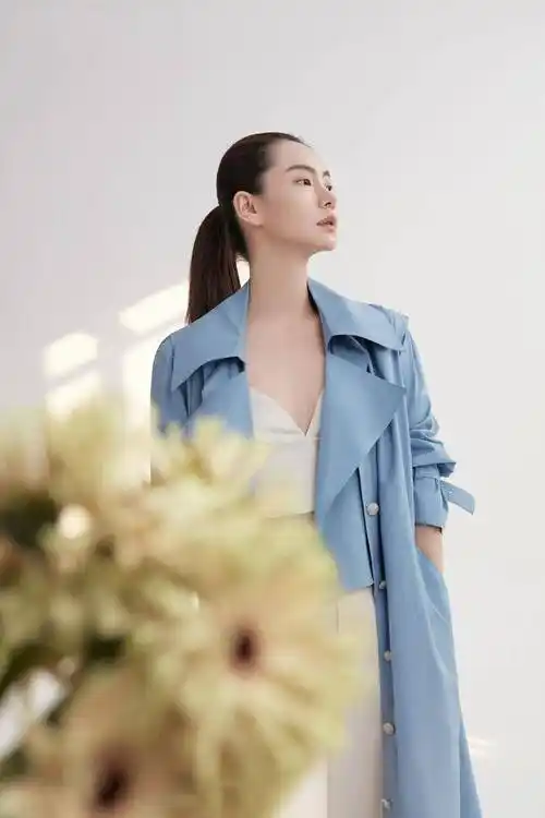 原创戚薇身穿米色西装配高马尾性感撩人而风衣配阔腿裤冷艳高贵